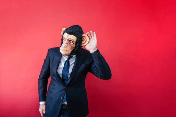 耳を傾け猿のマスクのビジネスマン — ストック写真