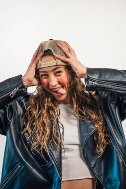 Gençler şapşal suratlar yapıyor, eller şapkada.