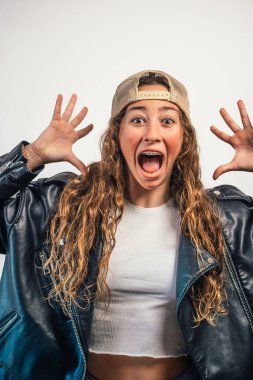 Gençler şaşkın şaşkın bağırıyorlar..