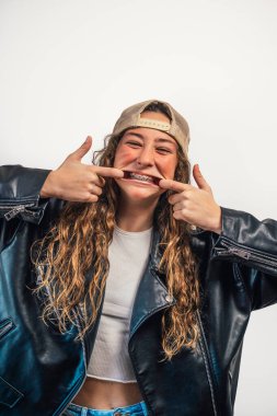 Gençler gülümseyen diş tellerini göstermek için ağızlarını esnetiyorlar.