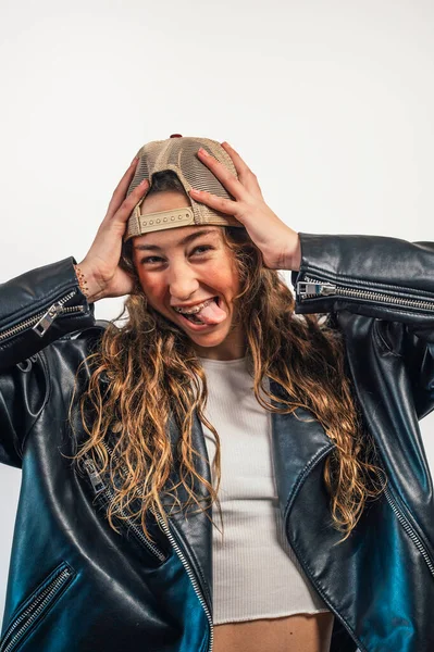 Gençler şapşal suratlar yapıyor, eller şapkada.