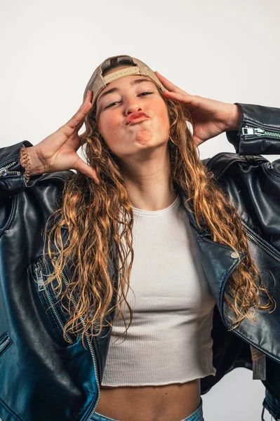 Gençler suratlarını asıp somurtuyorlar.