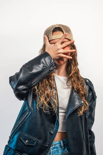 Elle oyun oynayarak yüzünü kapatan genç..