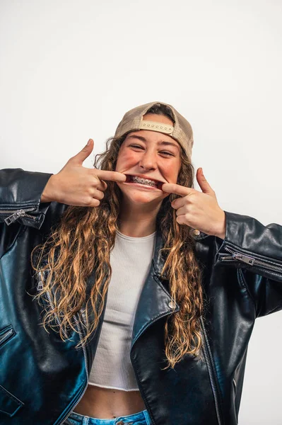 Gençler gülümseyen diş tellerini göstermek için ağızlarını esnetiyorlar.