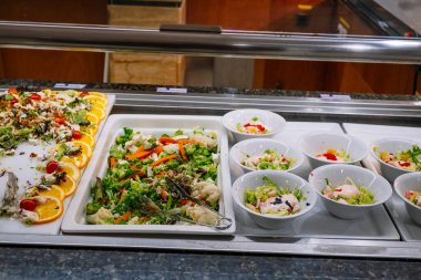Çeşitli taze salata ve sebzelerle büfe tezgahı..