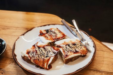 Soslu tost dilimleri yakın plan..