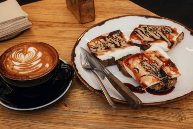 Kızarmış ekmek tabağı ve latte manzarası.