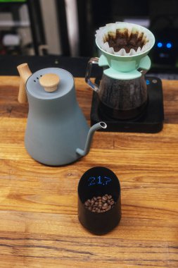 Çaydanlık ve damlatıcıyla doldurulmuş kahve.