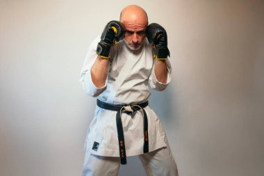 Düşük korumalı eldivenli bir dövüş sanatçısı..