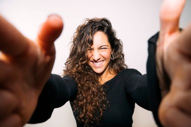 Mutlu kadın gülümsüyor ve kendi portresiyle kameraya doğru uzanıyor.