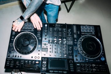 Bir partide profesyonel bir denetçiye DJ 'lik yapmak