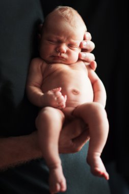 Baba ile yeni doğan bebek