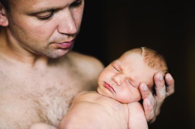 Yeni doğan oğluyla mutlu baba. 