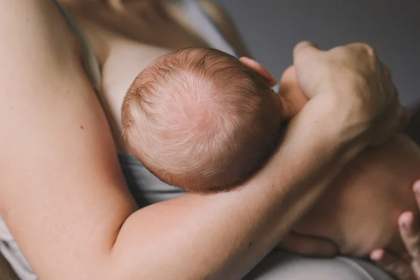 Mamma allattamento bambino — Foto Stock