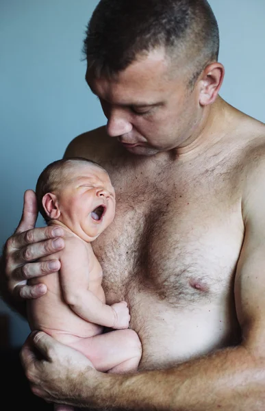 Bebê recém-nascido com pai — Fotografia de Stock