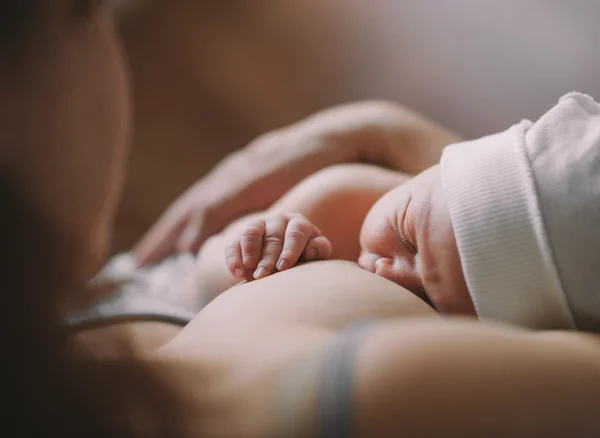 Mãe amamentando bebê recém-nascido — Fotografia de Stock