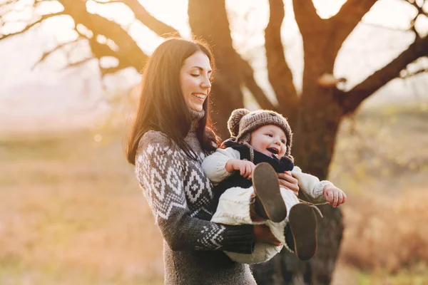 Feliz mamá y su bebé . —  Fotos de Stock