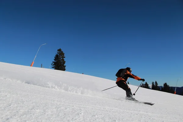 Skieur sur la colline des montagnes . — Photo