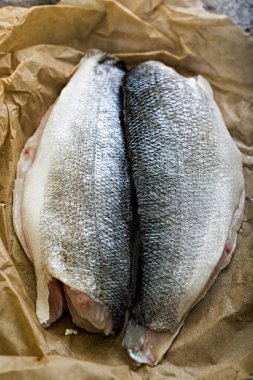 Levrek fileto parşömen kağıt üzerinde 