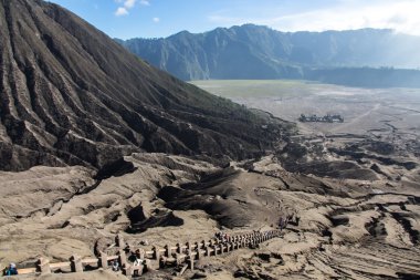 Dağ Bromo merdiven ve tapınağı görmek için üstten görüntülemek.