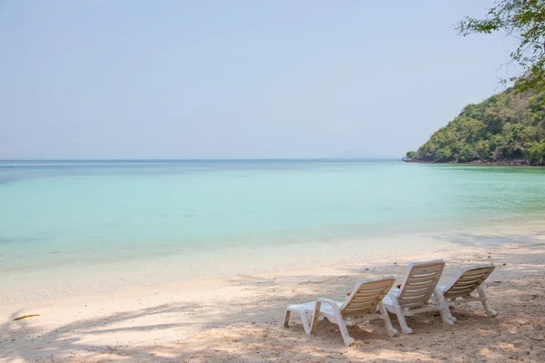 Kıyı ve açık mavi gökyüzü ile okyanus yanında tezgah