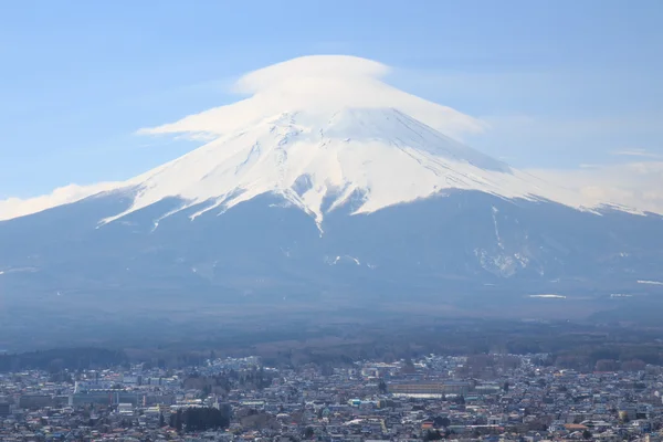 Şapka-şekil clound city ile mavi gökyüzü ve campare boyutu ile giyen Mt.Fuji