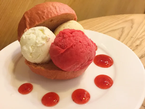 Vanilyalı dondurma burger çilek damla
