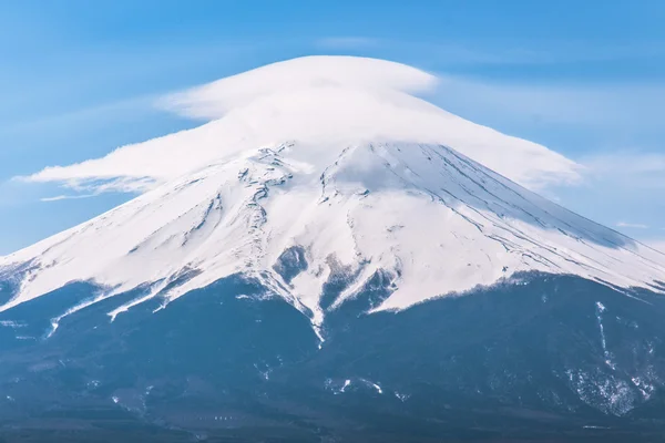 Şapka-şekil clound arka planda mavi gökyüzü ile giyen Mt.Fuji.
