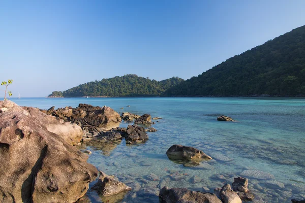 Kıyı ve Deniz Manzaralı dağ ve arka planda açık gökyüzü ile devam et