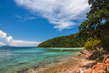 Arka plan bulut ve mavi gökyüzü ile desteklemek