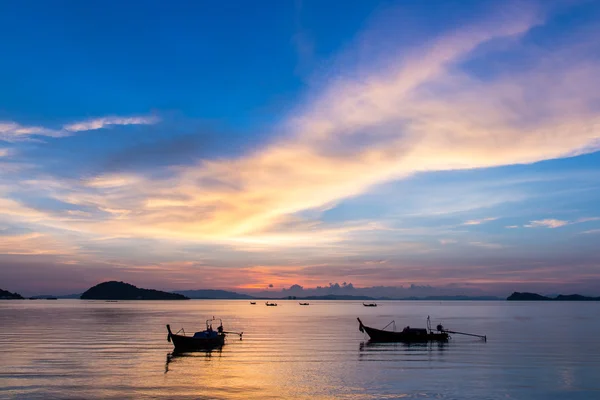 Blauer Himmel bei Sonnenuntergang mit Bootsanlegestelle auf dem Meer Stockbild