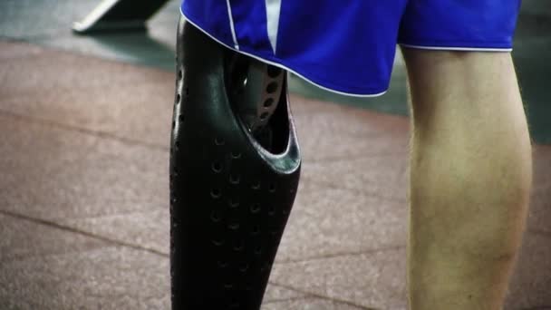 Man met prothetische been. Gehandicapte atleet. Close-up man met zwarte prothese — Stockvideo
