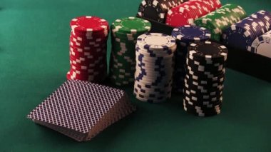 Poker fişleri ve iskambil Poker masasında