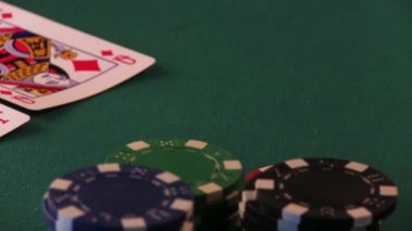 Elini adam Poker fişleri masanın üstüne atma