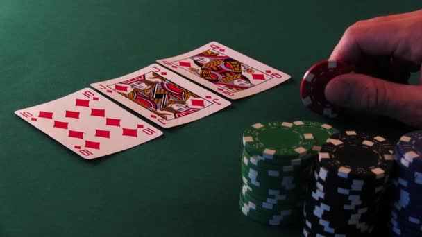 Pokerspeler is Nervous en maakt een inzet in Poker — Stockvideo