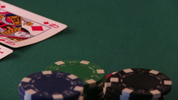Hand Man Poker Chips op tafel gooien — Stockvideo