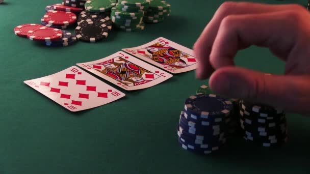 Покер гравець рахує покерні фішки і ставку — стокове відео