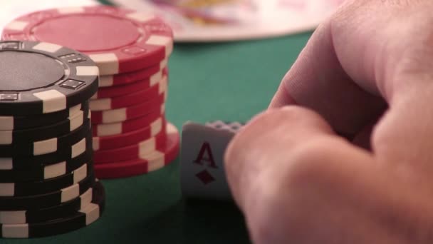 Ess och kung. Diamanter Poker kort i händerna — Stockvideo