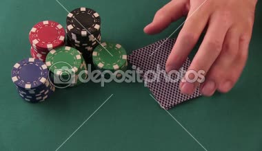 Poker oyuncusu iyi kartlar gösterir
