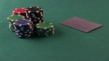 Poker oyuncusu iyi kartlar gösterir. Çift as. Poker masası.