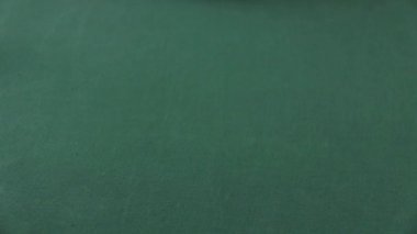 Poker oyuncusu Casino masada çipleri taşır. Casino fişi