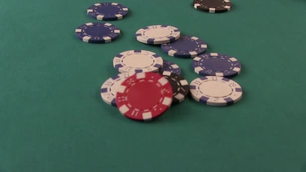 Fichas de Poker cayendo en la mesa de póquer — Vídeos de Stock