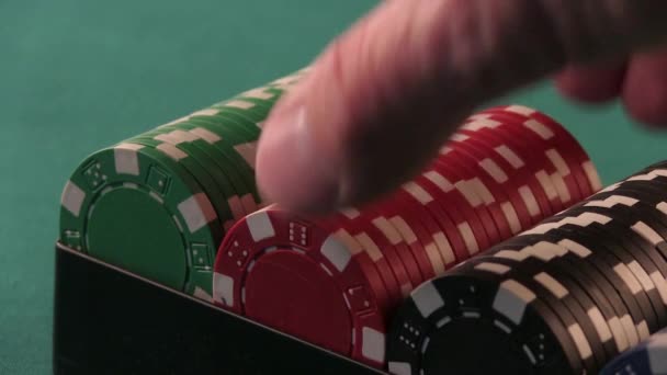 Rote Pokerchips aus der Box geholt — Stockvideo