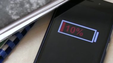 Yakın çekim. Telefon düşük pil