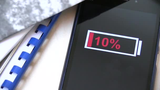 Переместить телефон на стол и подключен к зарядке — стоковое видео
