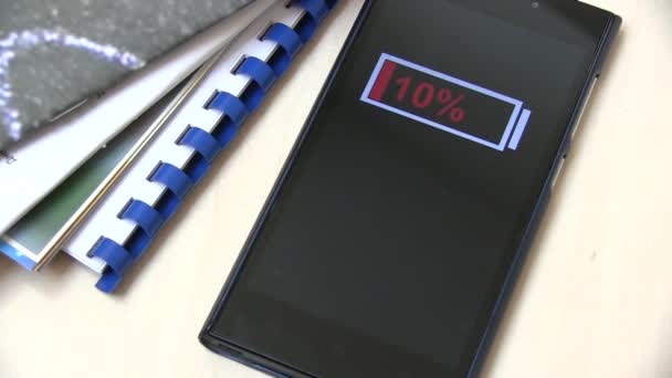 Verbind de telefoon met een lage batterij gratis netwerk — Stockvideo