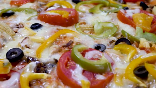 Pizza savoureuse et ingrédients de légumes de cuisine — Video