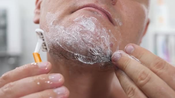 Muž holení pěna na obličeji — Stock video