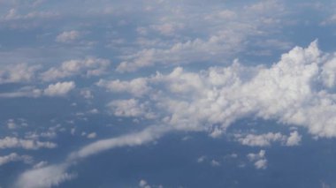Mavi Gökyüzü Arkaplanındaki Bulutlarda Uçuş