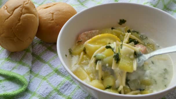 Mixt Zutaten in scharfer Hühner- und Gemüsesuppe — Stockvideo